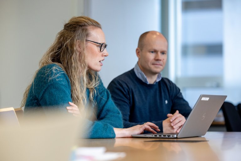 Cecilie Walde og Bård Misund ser på en PC-skjerm sammen