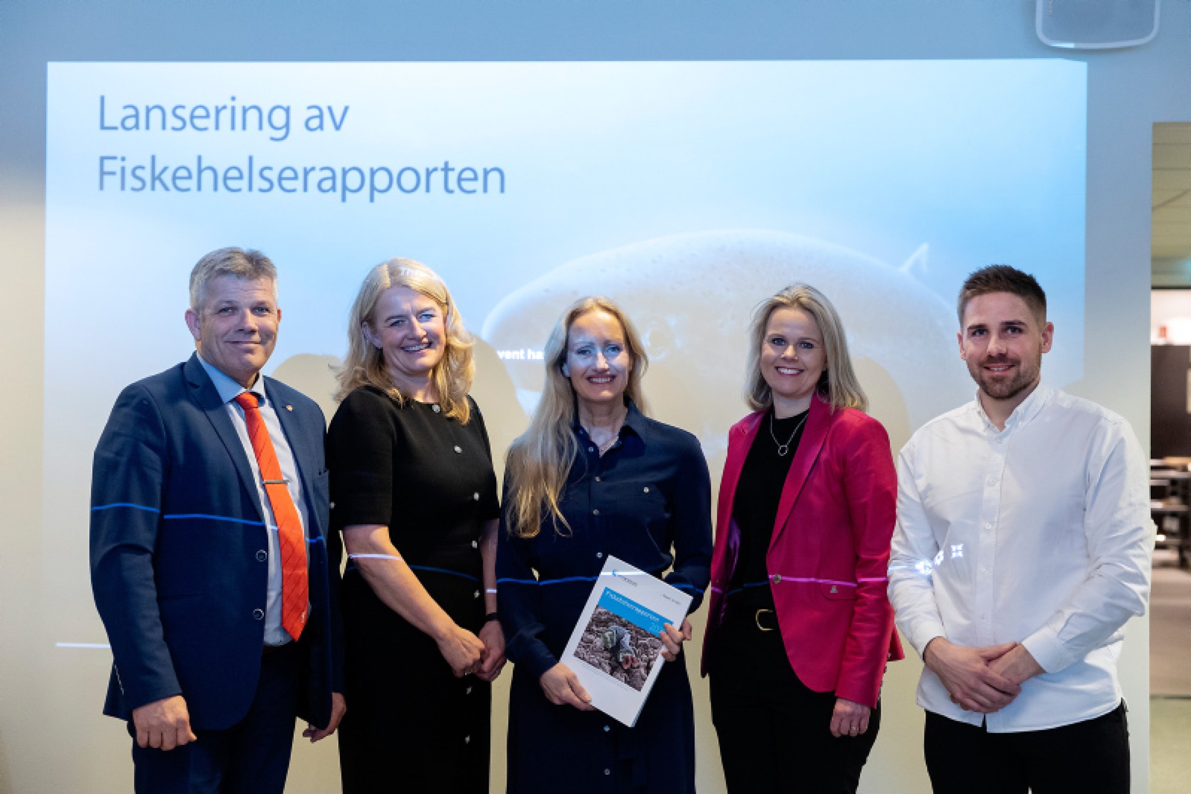Lansering av Fiskehelserapporten for 2022 i Bergen 8. mars 2023. Fra venstre: Fiskeri- og havminister Bjørnar Selnes Skjæran, adm. direktør i Mattilsynet Ingunn Midttun Godal, adm. direktør i Veterinærinstituttet Torill Moseng, Nina Stangeland (NCE Seafood Innovation) og Mattias Bendiksen Lind (Tekna). Foto: Silje Katrine Robinson