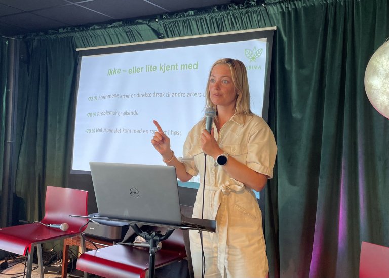 Julie Paus-Knudsen fra Sabima presenterte overraskende tall om hvor lite nordmenn vet om fremmede arter og hvordan de påvirker norsk natur. Foto: Vilde Jørgensen, Veterinærinstitutte