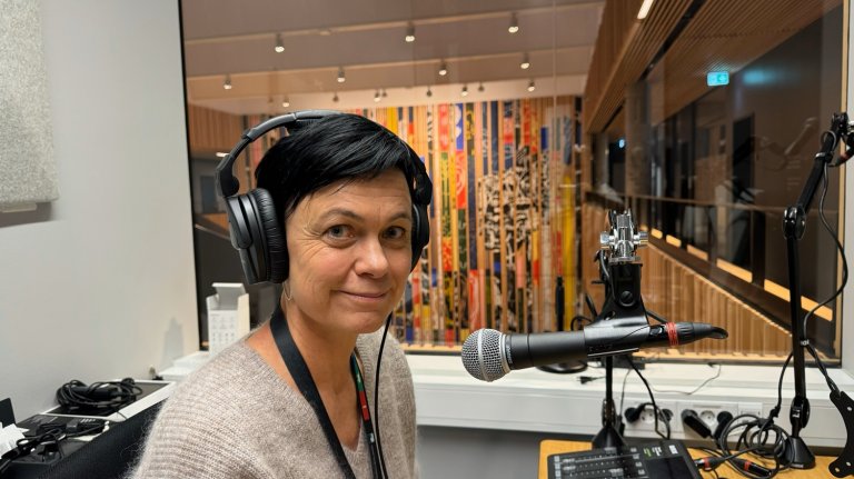 Foto av Ingunn Sommerset i podkaststudio under innspilling